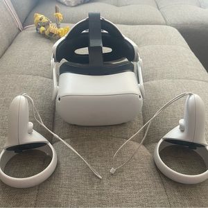 Oculus Quest 2 All in One 68gb with add-ons